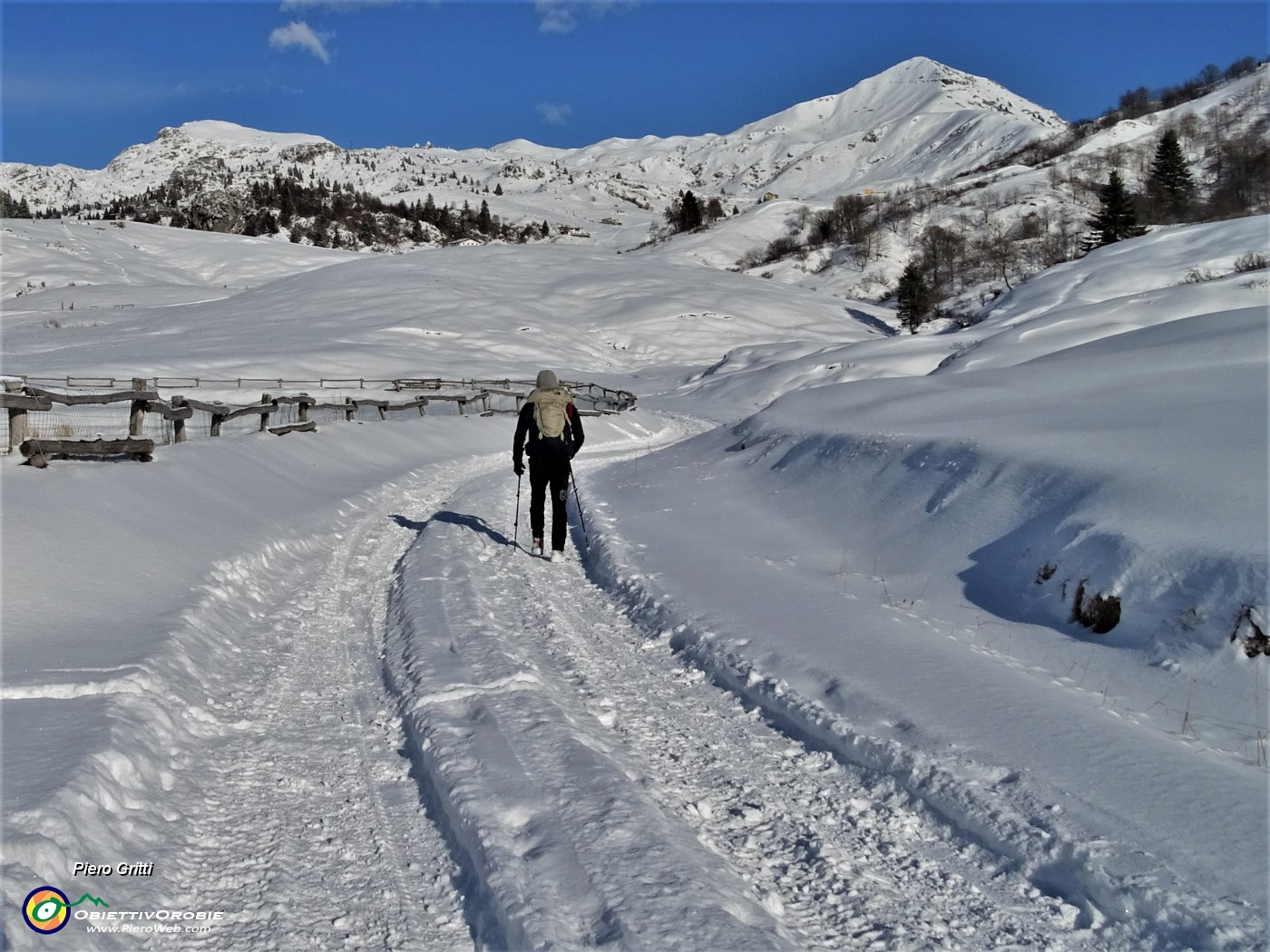 49 Ai Piani di Artavaggio con vista in alto su Cima di Piazzo a sx e Sodadura a dx.JPG